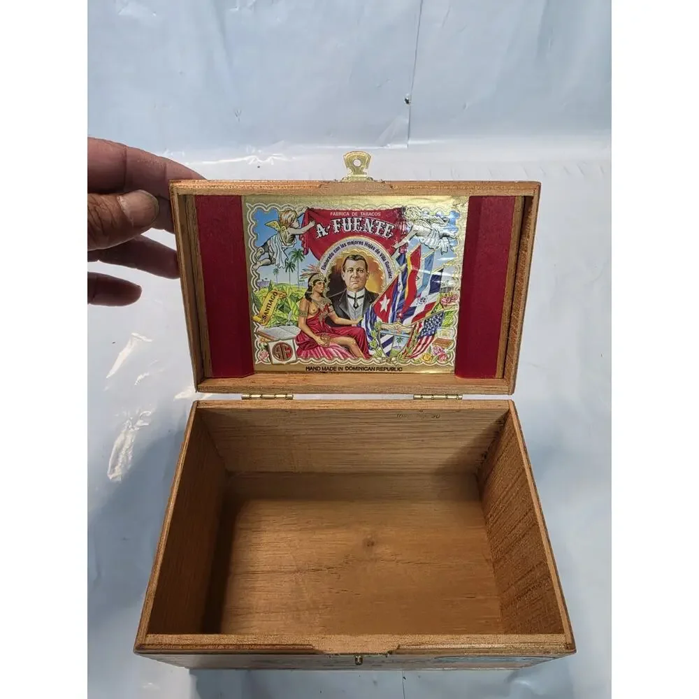 Flora Fina Wooden Cigar Box 8-5-8 Imported Dominican Republic A Fuente Handmade